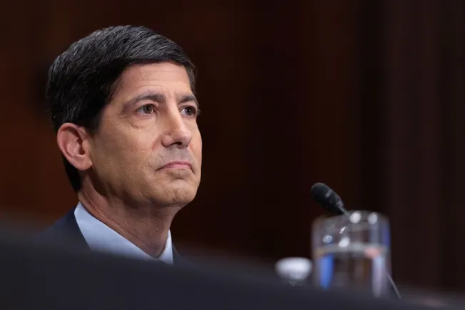 美联储主席沃什承诺将通胀率降至2%，暗示政策或需进一步收紧